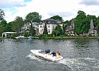 Wunderschöne Villen am Ufer des Dahmeflusses : Speedboot