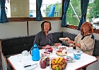 Frühstück auf dem Hausboot am Sportbootanleger Frauentrog bei Köpenik : Tove, Hedi, Andrea