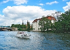 Das Schloss von Köpenik : Motorboot, Brücke