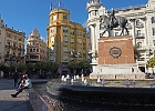 An der Plaza Tendillas im Zentrum von Cordoba : Brunnen, Reiterdenkmal, alte Gebäude