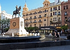 Brunnen an der Plaza Tendillas im Zentrum von Cordoba : Reiterdenkmal, alte Gebäude