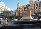Brunnen an der Plaza Tendillas im Zentrum von Cordoba : Reiterdenkmal, Palmen, alte Gebäude