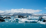 Unterhalb des größten Gletschers von Island, dem Vatnajökull, liegt die Lagune Vatnajökull mit ihren berauschenden Farben in allen Blau- und Türkistönen.álón