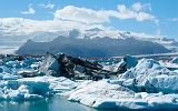 Unterhalb des größten Gletschers von Island, dem Vatnajökull, liegt die Lagune Jökulsálón mit ihren berauschenden Farben in allen Blau- und Türkistönen.
