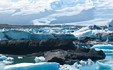 Unterhalb des größten Gletschers von Island, dem Vatnajökull, liegt die Lagune Jökulsálón mit ihren berauschenden Farben in allen Blau- und Türkistönen.