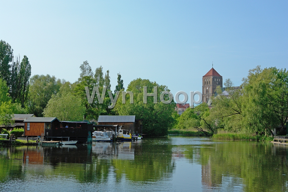 Rostock_Warnowmuendung_Nebenarm_Konzertkirche_1.jpg - Rostock, Nebenarm bei der Warnowmündung, hi. die Konzertkirche  St. Nikolai                          
