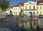 Brunnen am Marktplatz von Ribnitz-Dammgarten am Ufer des Ribnitzer Sees (Bodden).