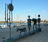 Rostock, Plastik vor dem Eingang zum Aida Cruise Center : Skulptur, Plastik, Hafen