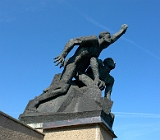 Martialisches Denkmal am Hafen von Rostock : Denkmal