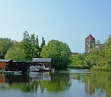 Rostock, Nebenarm bei der Warnowmündung, hi. die Konzertkirche  St. Nikolai : Fluss, Bootshäuser, Kirche