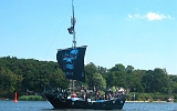 Piraten Schiff auf dem Breitling bei Warnemünde.